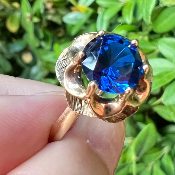 VINTAGE 10K YELLOW GOLD SYNTHETIC BLUE SAPPHIRE FLOWER RING PIERCING BLUE COLOR